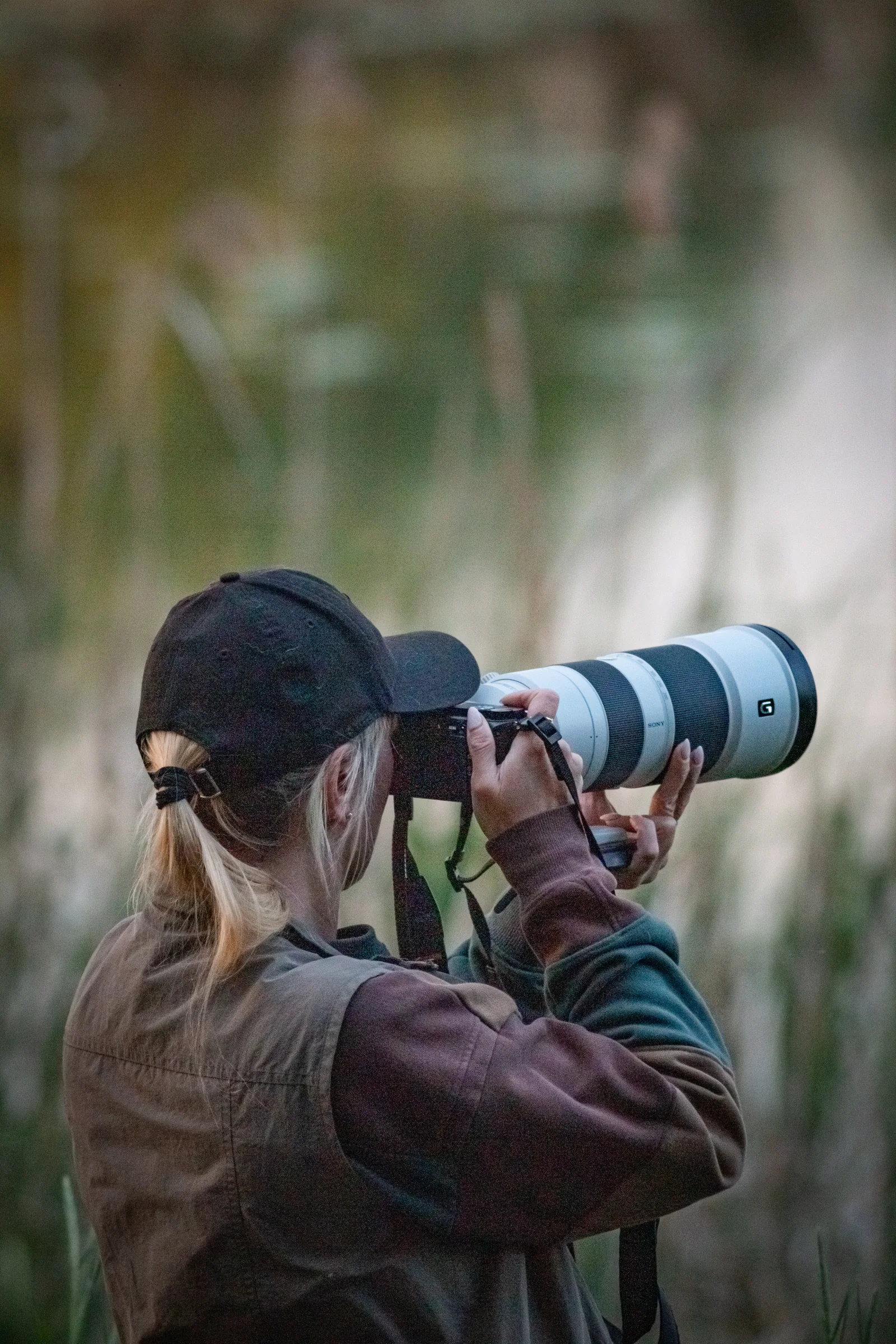 Agnieszka Murawiejko photographing birds in the field